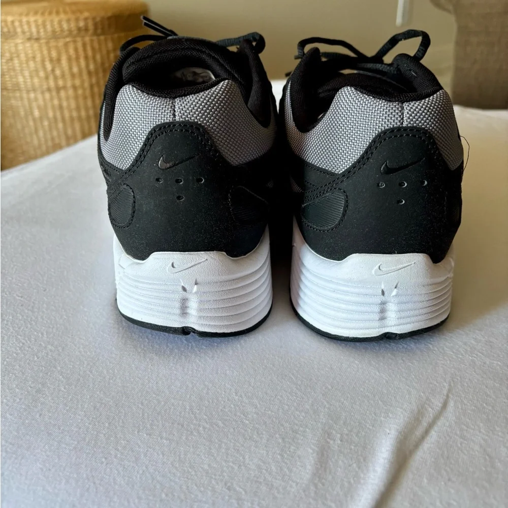 Nike Black and Gray Athletic Shoes - Picture 6 of 10